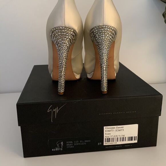 Giuseppe Zanotti Ivory Satin Wedding Peep Toe Crystal Heels Sz EU 37 US 7 Bridal - Picture 12 of 12